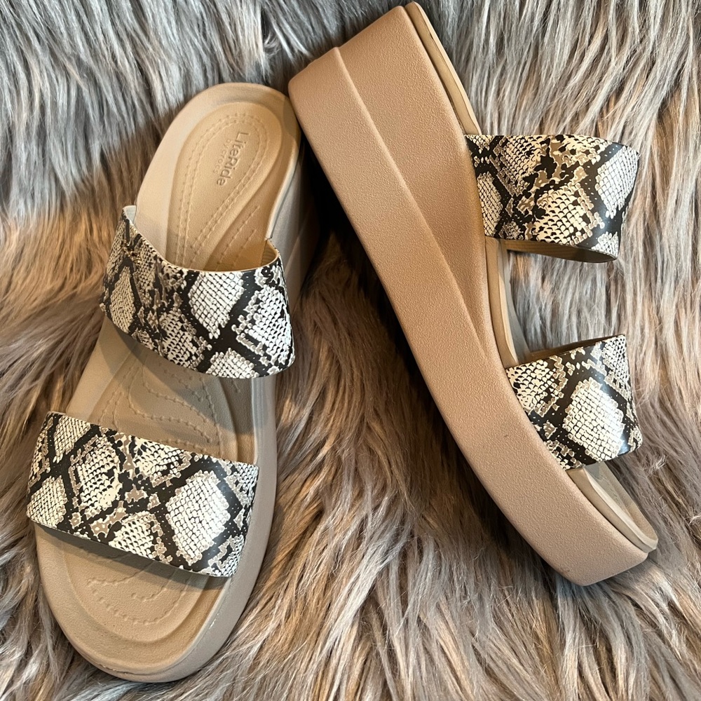 CROCS Brooklyn Mid-Wedge Snakeskin Sandal (Womens 8) *LIKE NEW*